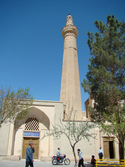 نمايي از مناره و سر در مسجد جامع نائين