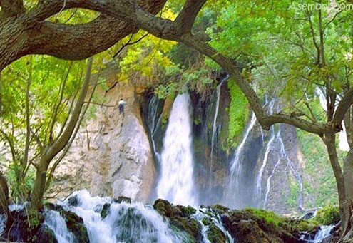 نمایی از آبشار آتشگاه شهرستان لردگان